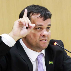 Diney Marins na tribuna legislativa em defesa da população